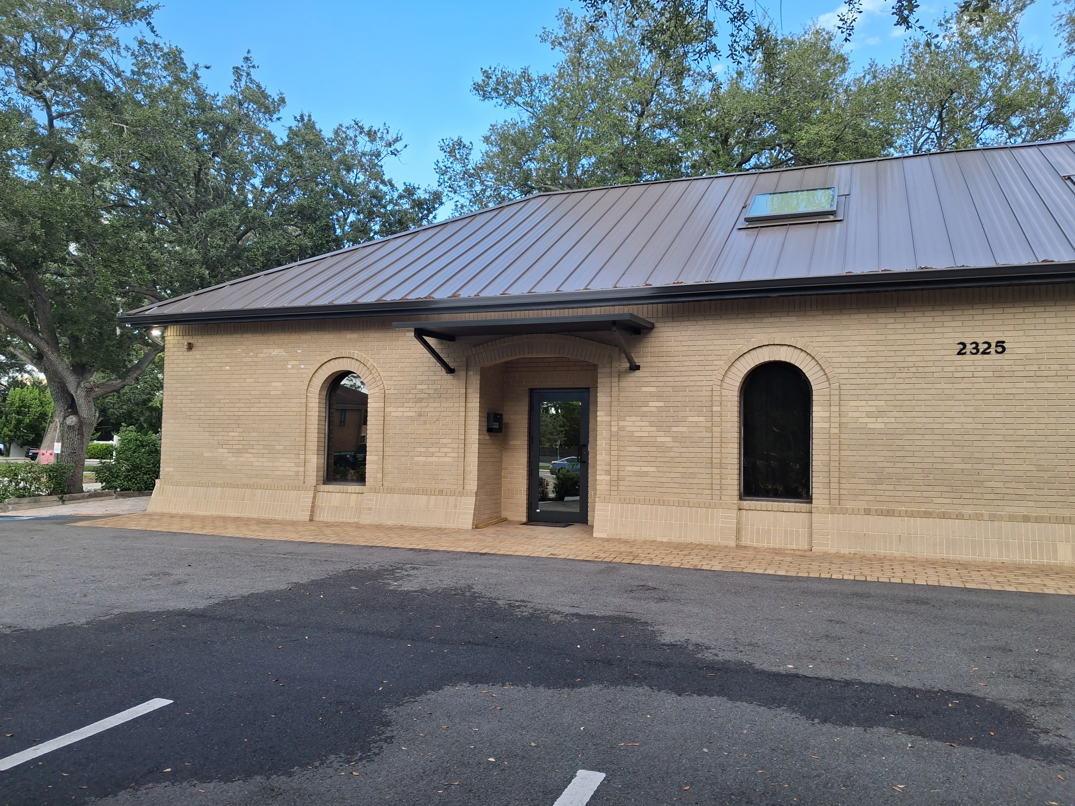 Exterior of AcuMed Clinic at 2325 S. Tamiami Trail, Sarasota, FL with on-site parking