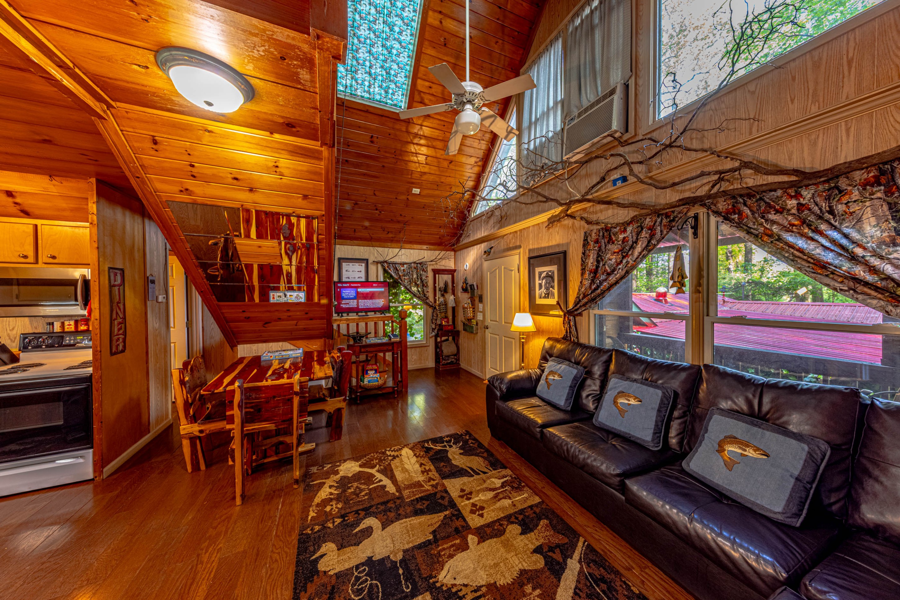 Fisherman's Cabin cabin rental Helen GA โ living area