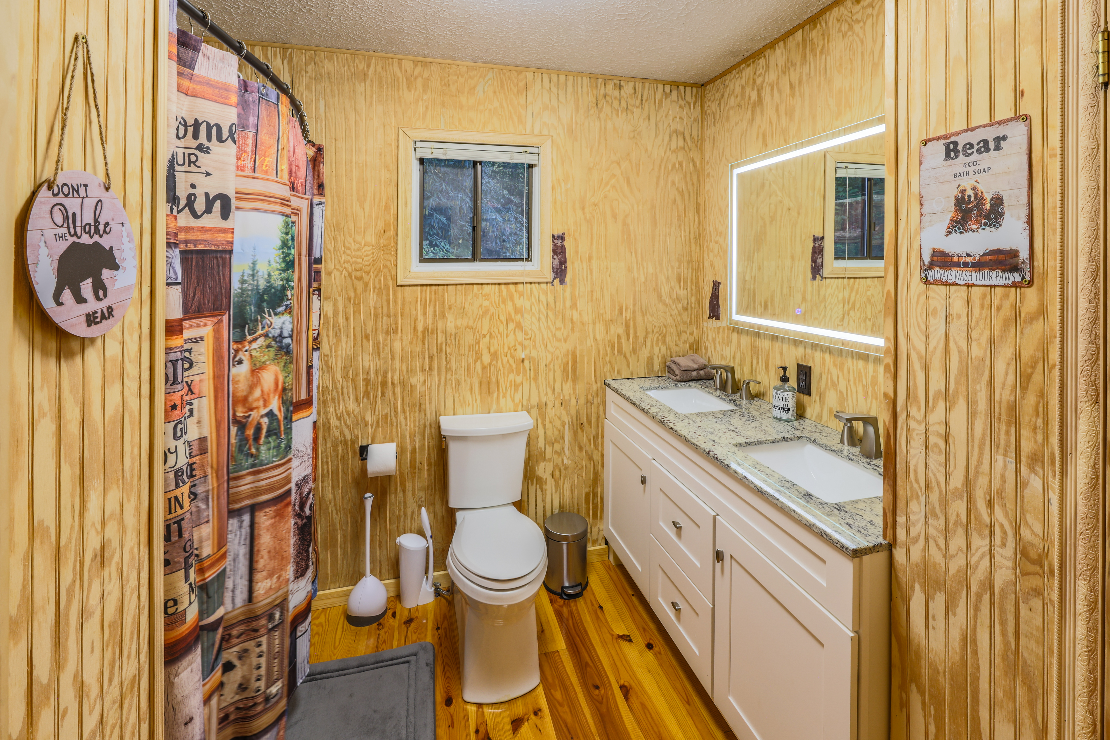 Bear Hideaway cabin rental Helen GA — living area