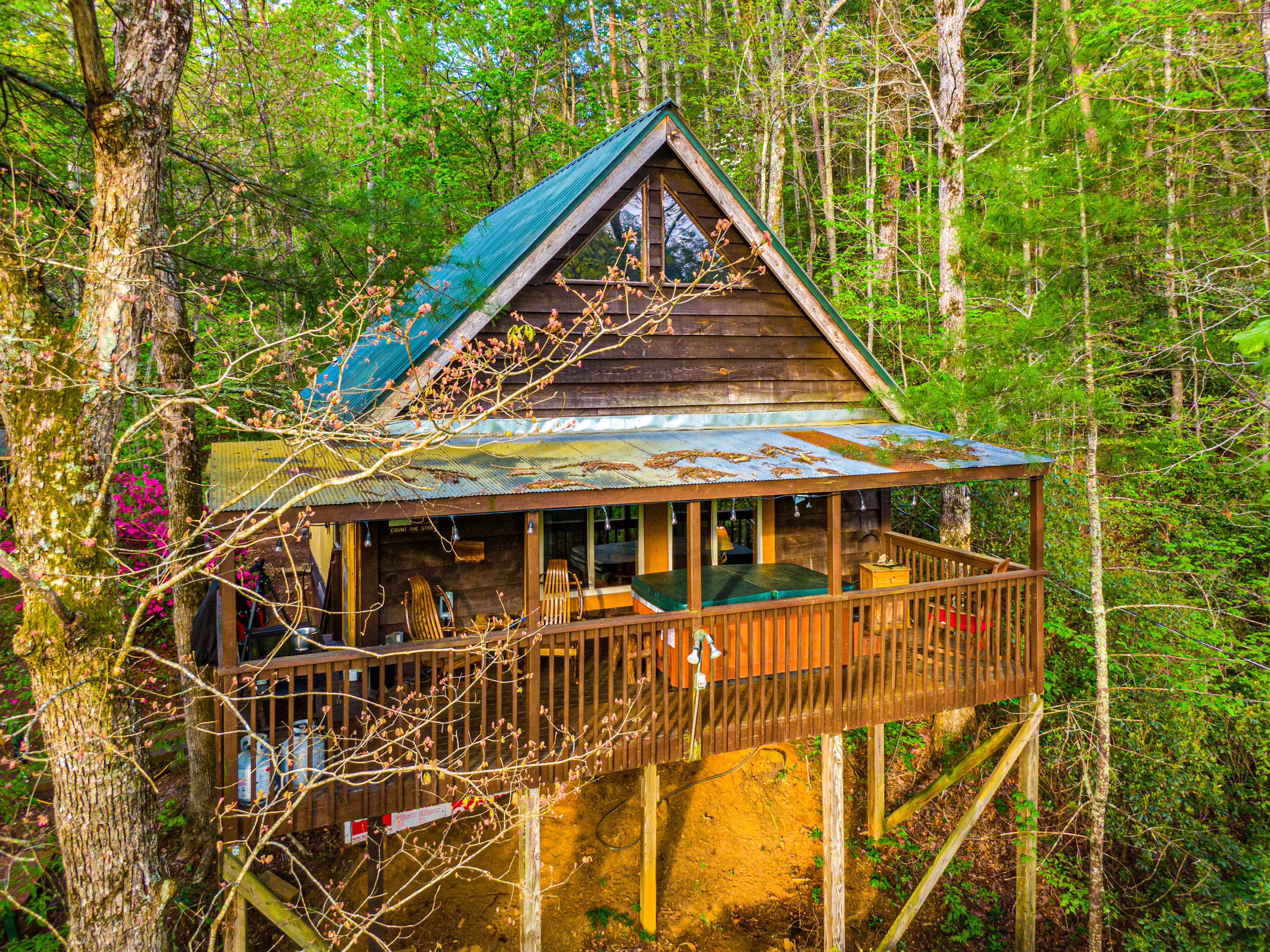 Riverview Cabin cabin rental Helen GA — bathroom