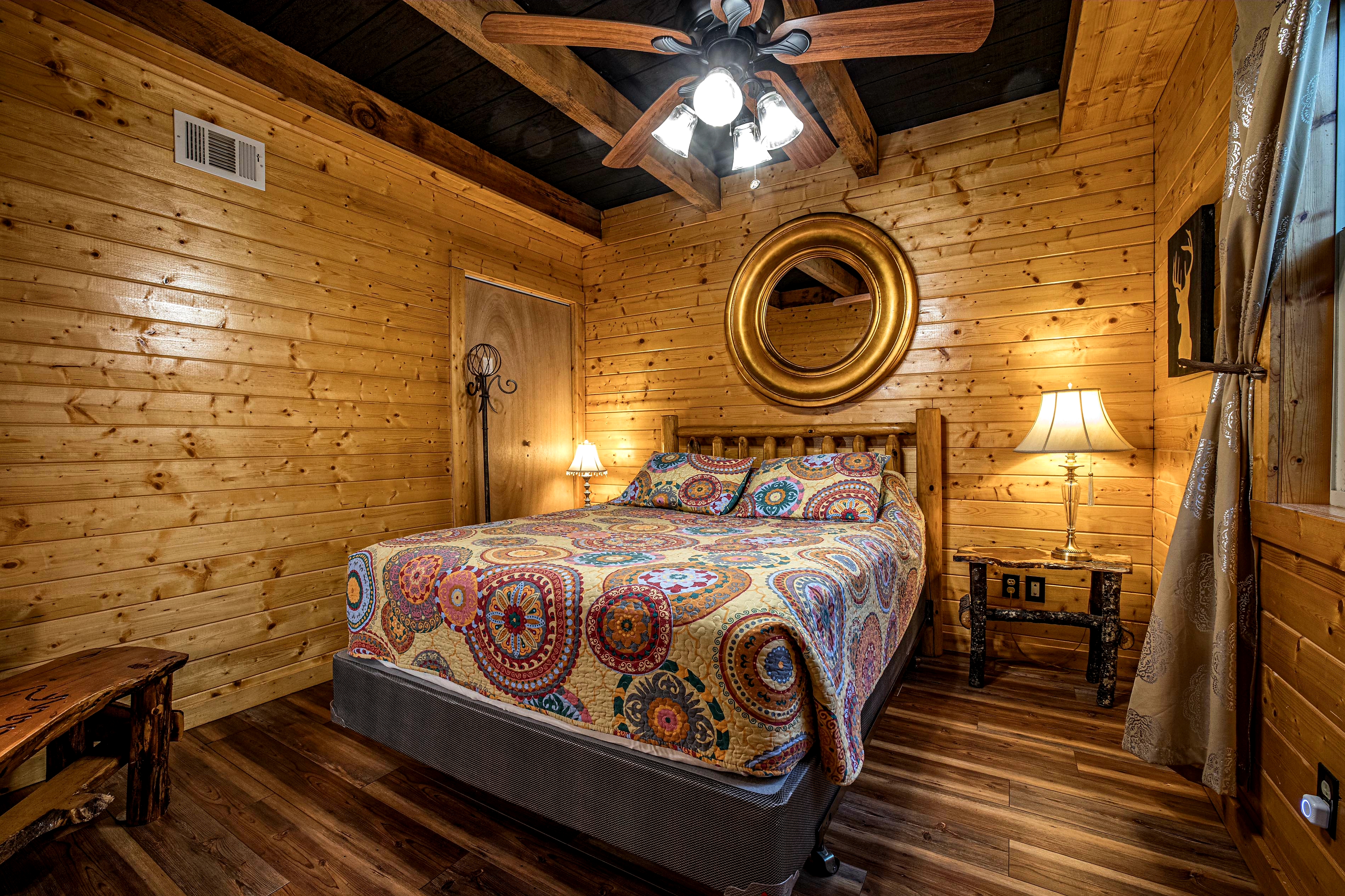 Riverview Cabin cabin rental Helen GA — living area