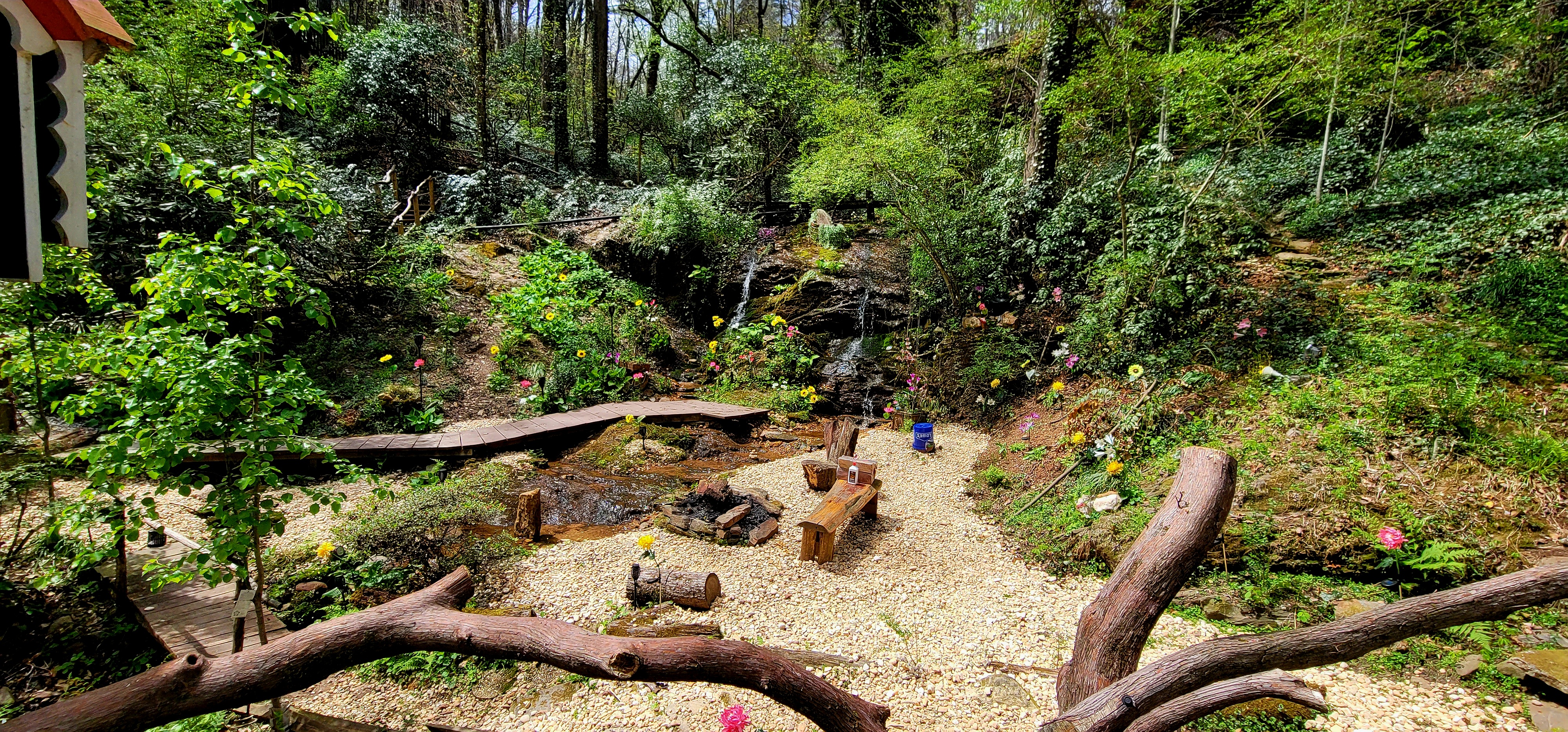 Bear Creek Lodge grounds and amenities