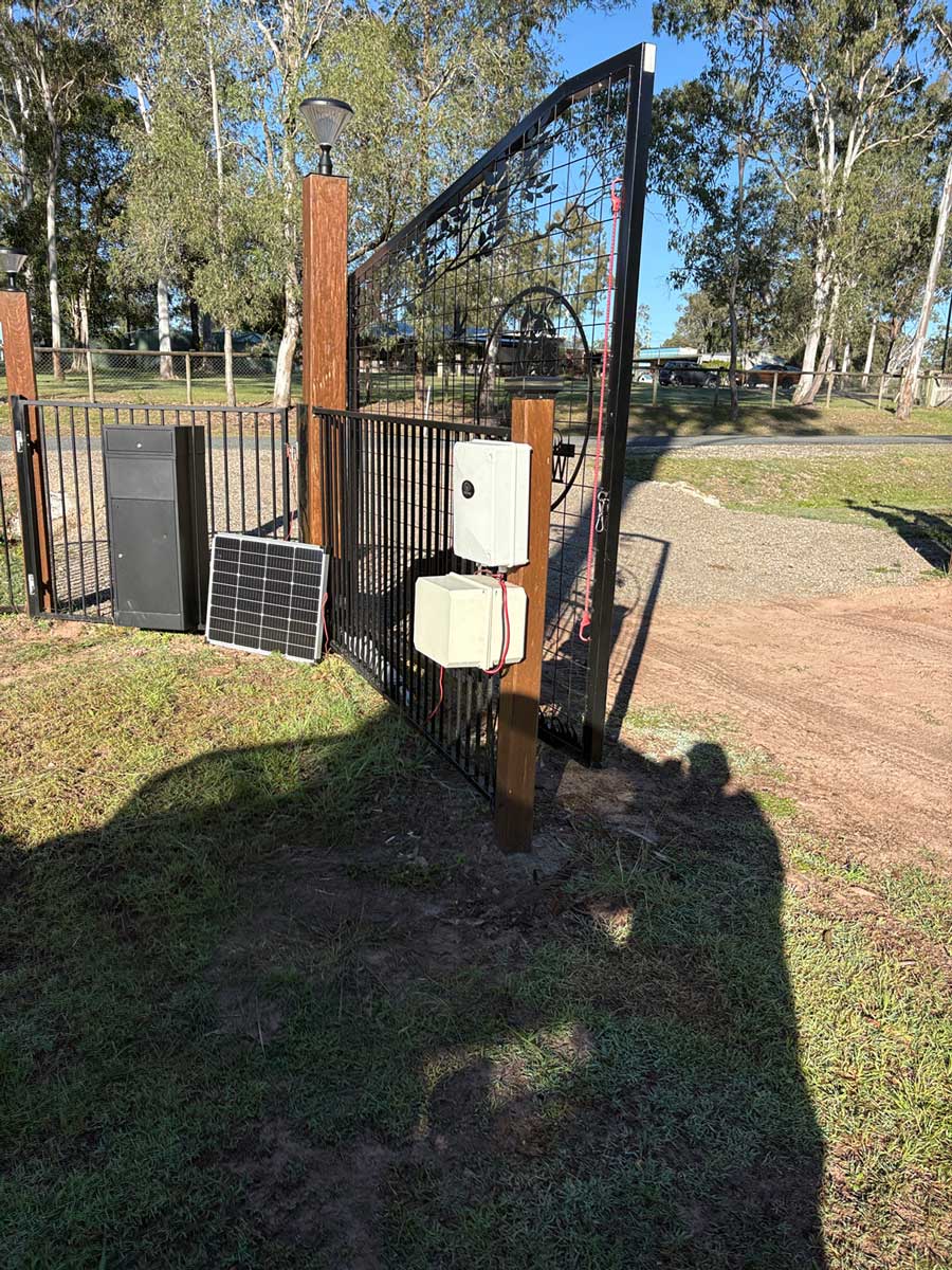 Centsys gate motor repair in South Maclean — solar panel and control box