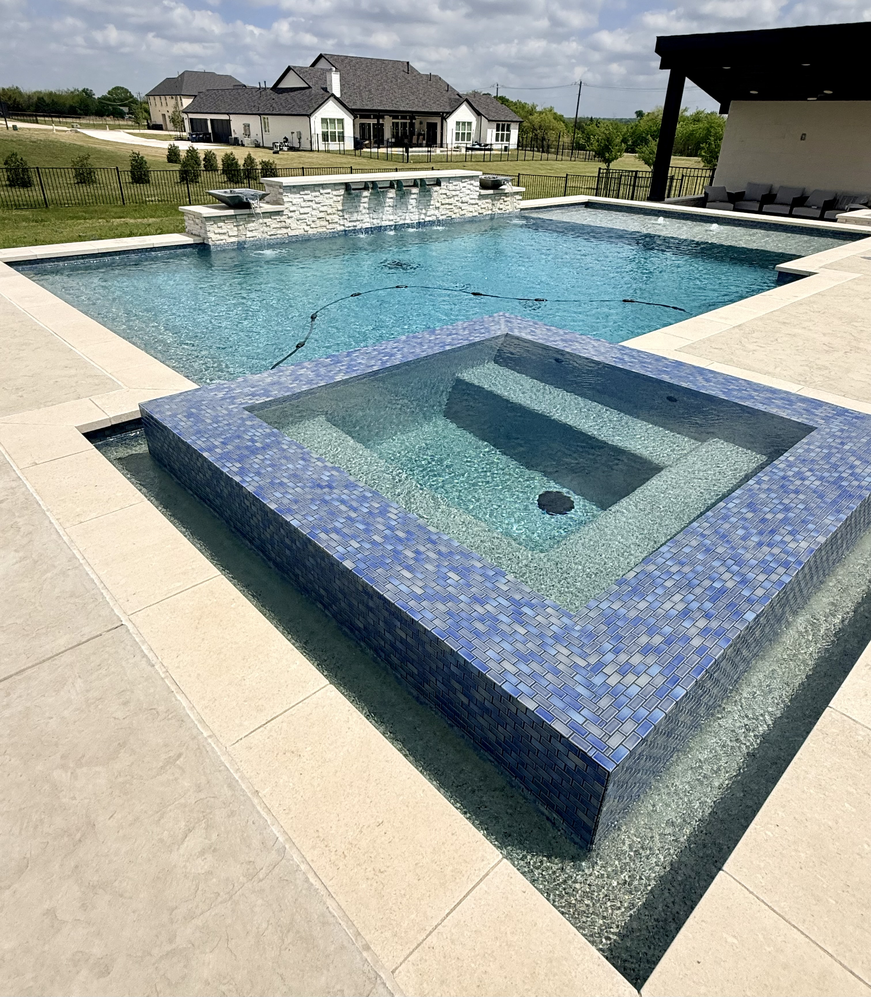 Luxury pool with raised spa and water features — Celina TX