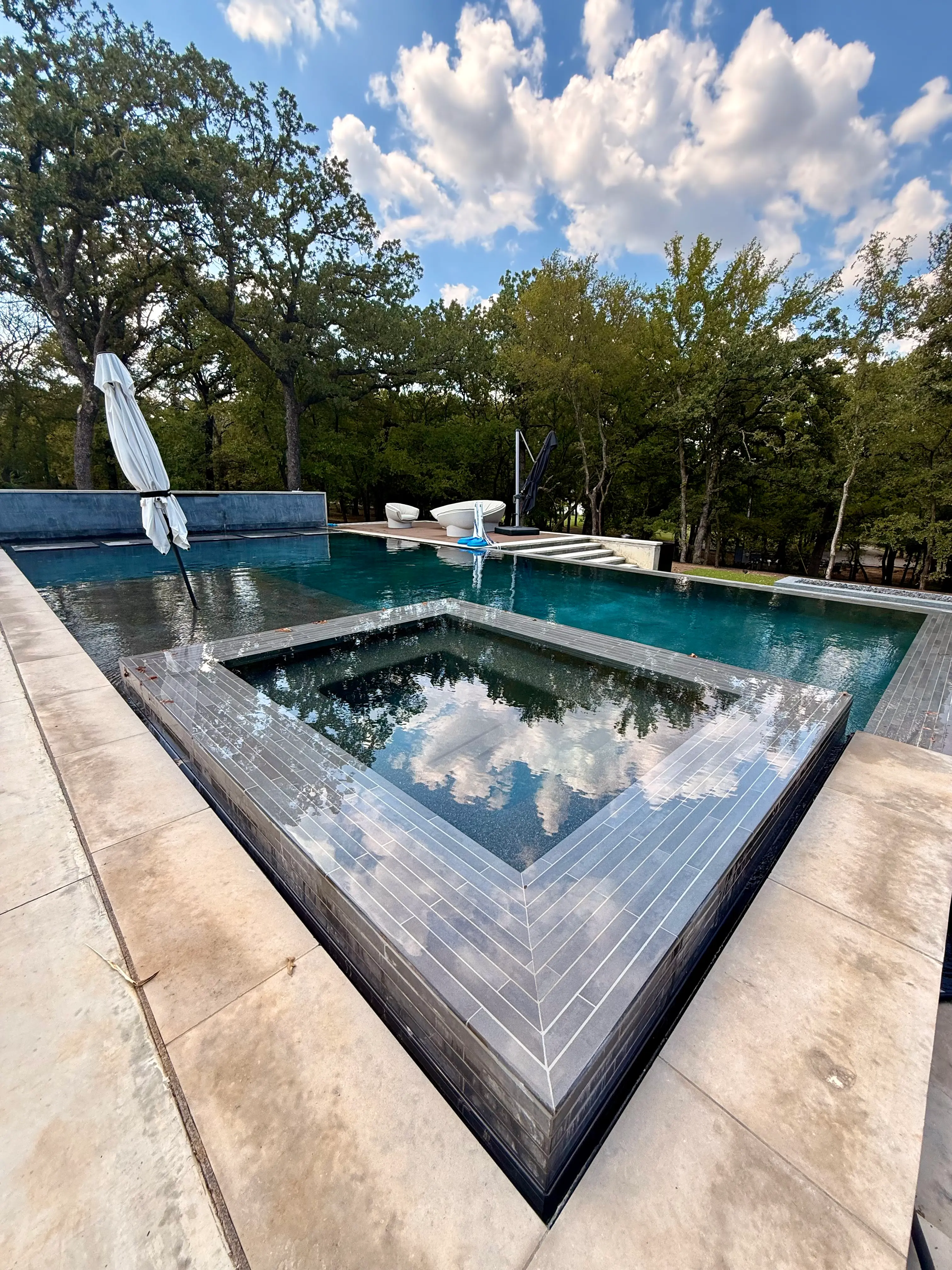 Luxury infinity pool with spa and hot tub in North Texas maintained by Kleen Water Pool Service
