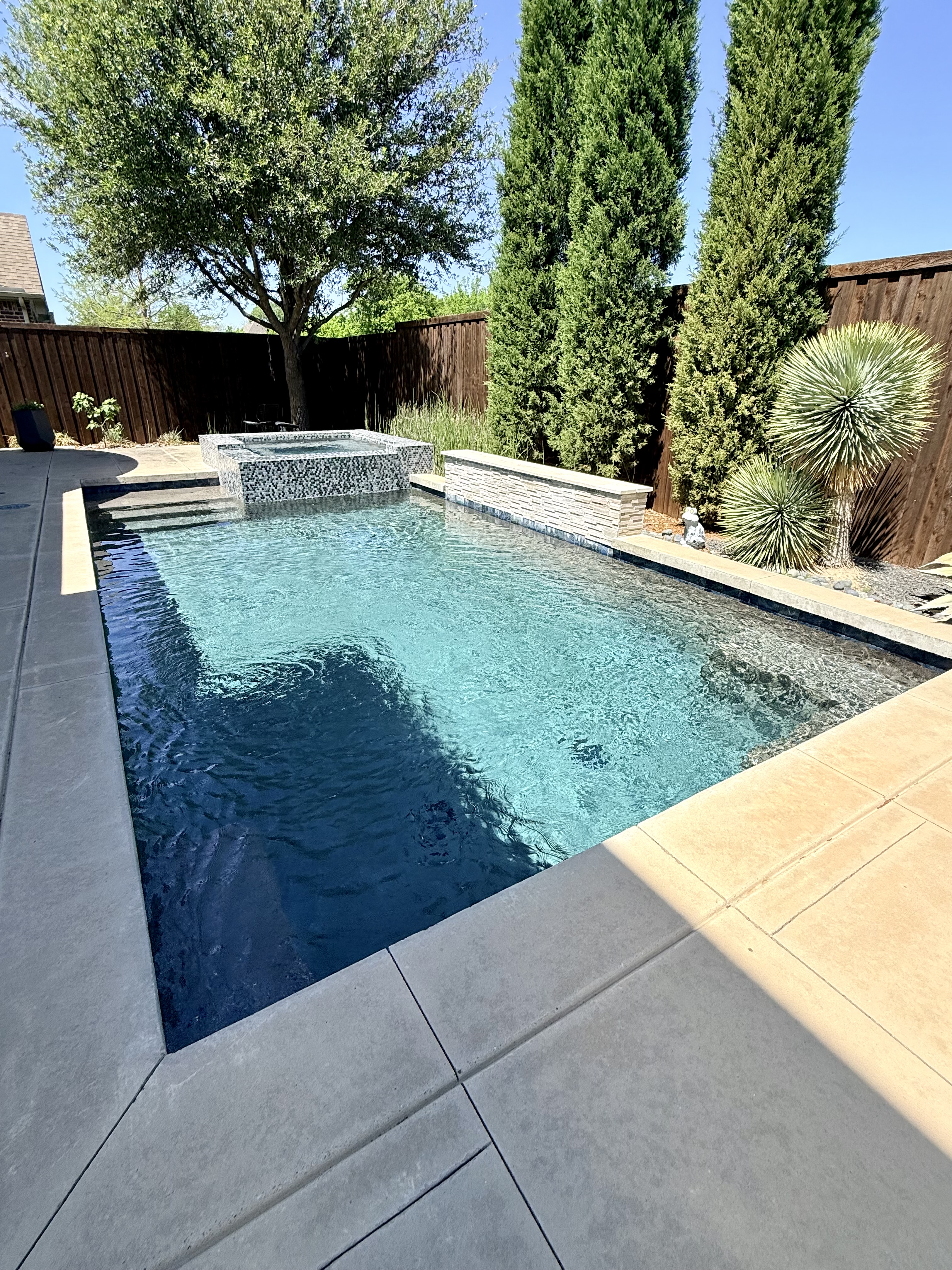 Modern rectangular pool with spa — Frisco TX