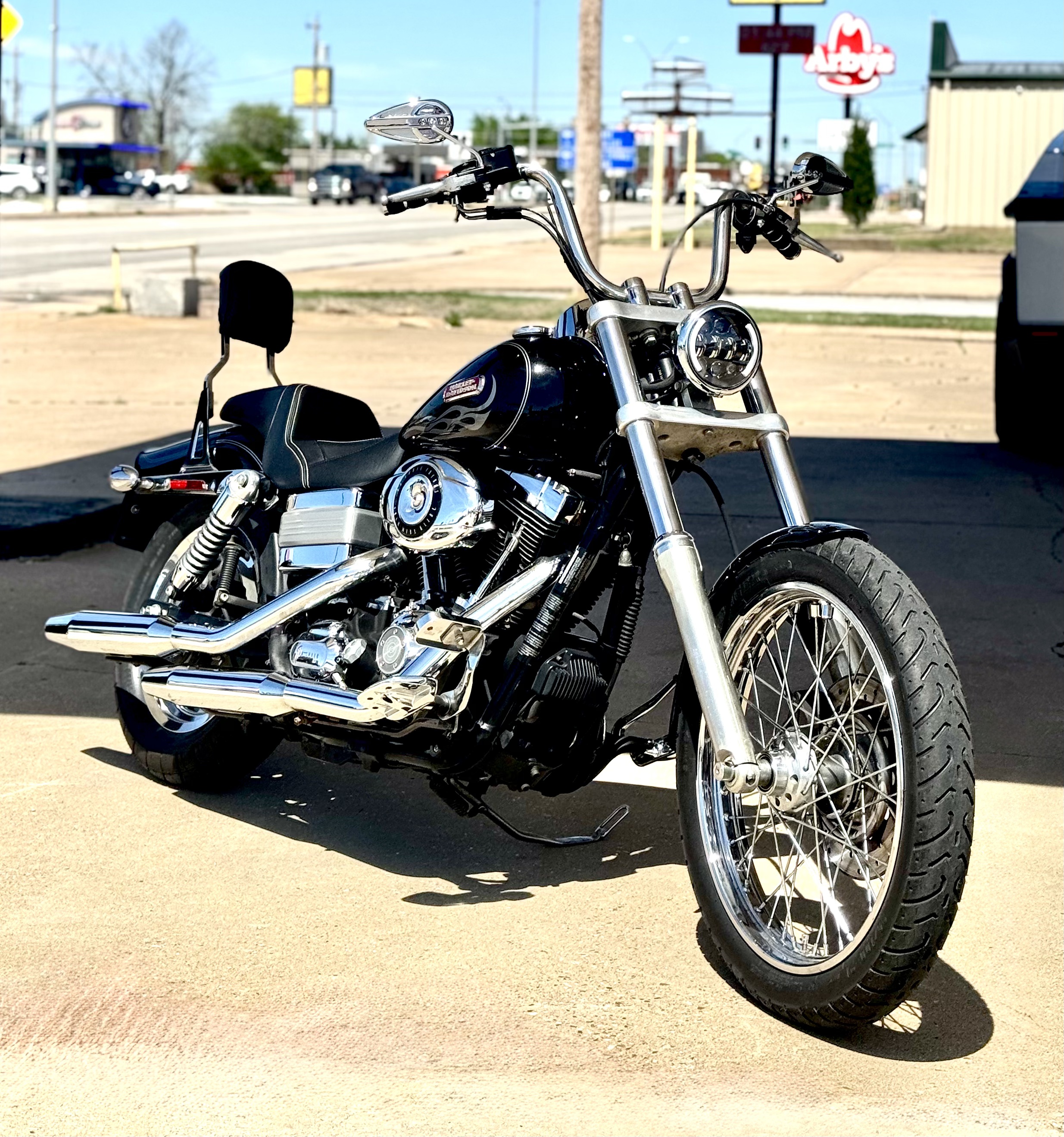 2007 Harley Davidson Dyna Wide Glide - Front angle with chrome spoked wheels and skull tank art