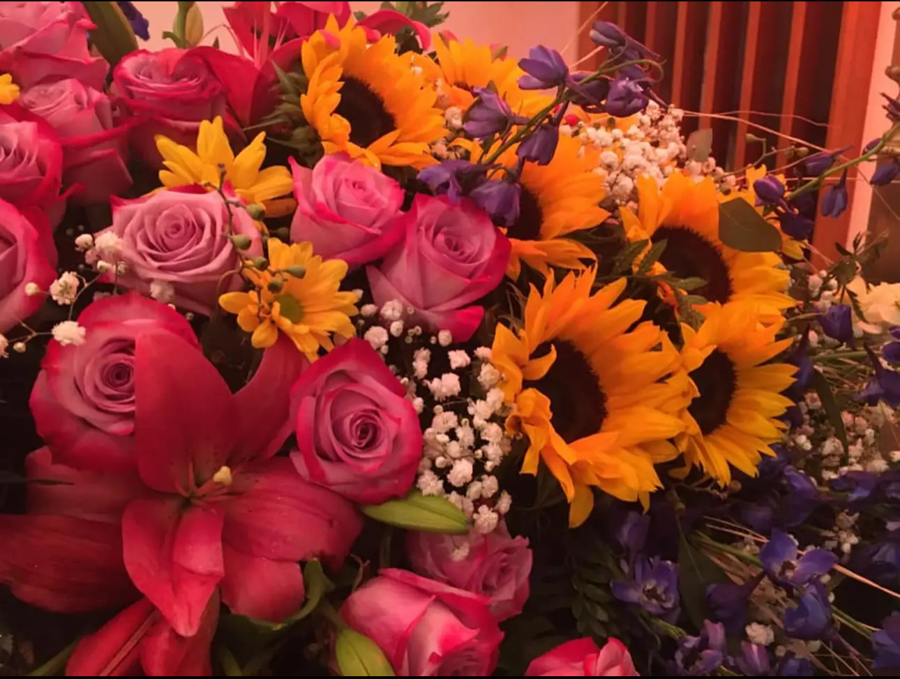 Pink roses and sunflower