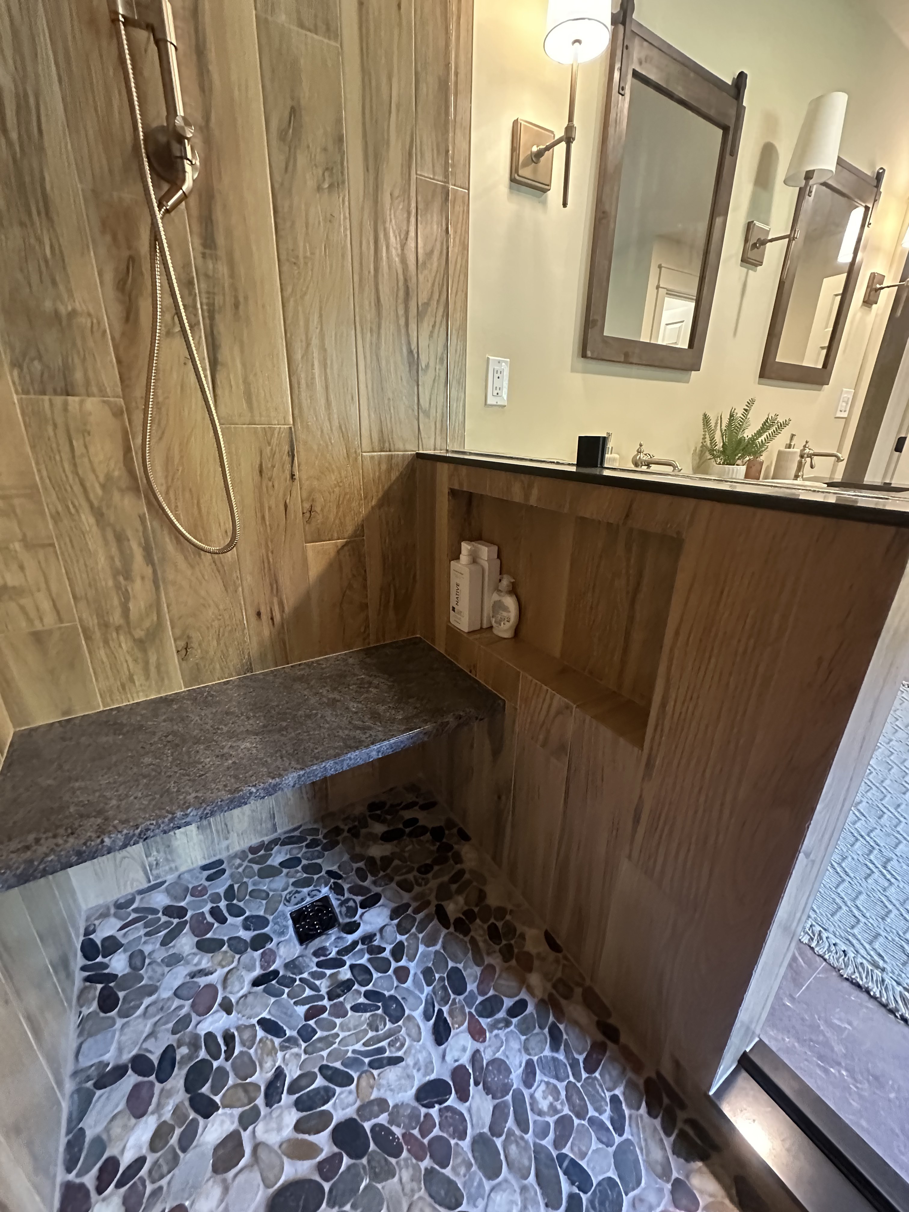 Shower bench & niche detail