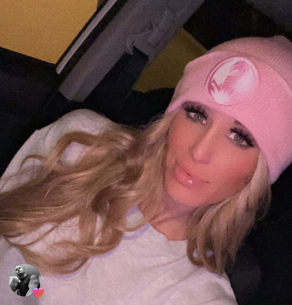 Pink-graphic beanie. Sunset confidence. Bold beanie energy.