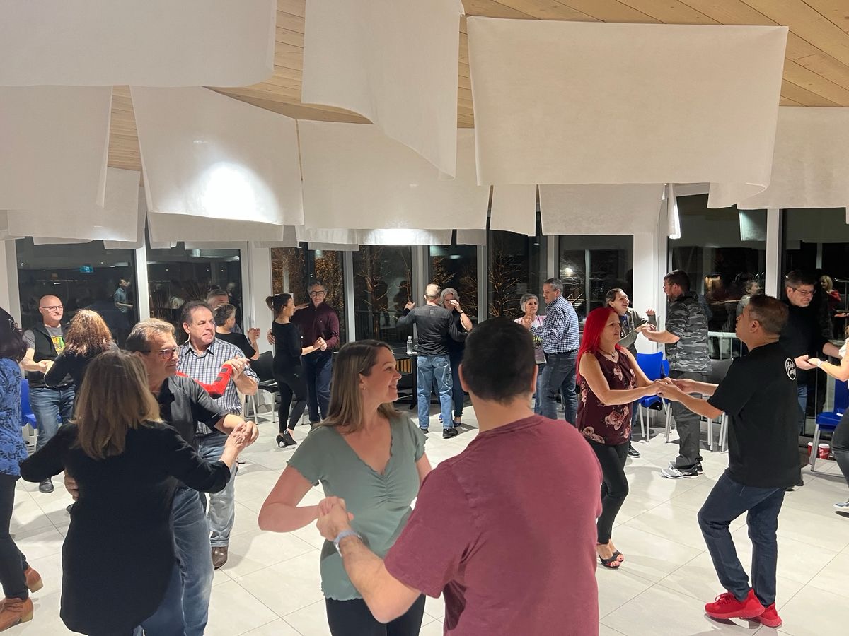 Danse sociale à Rivière-du-Loup — participants dansant en salle — Salsa Contigo