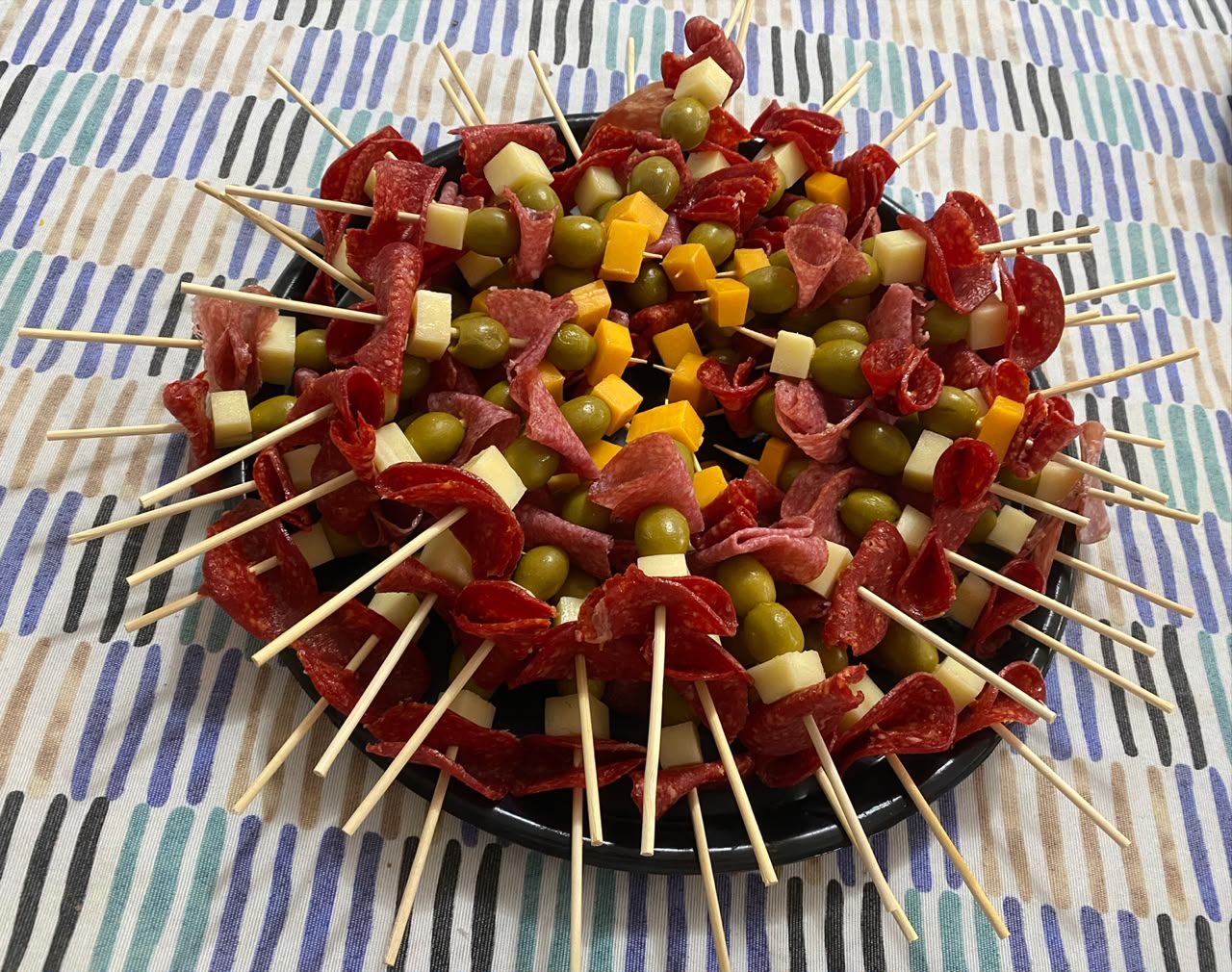 Brochetas de salami con queso y aceitunas para evento