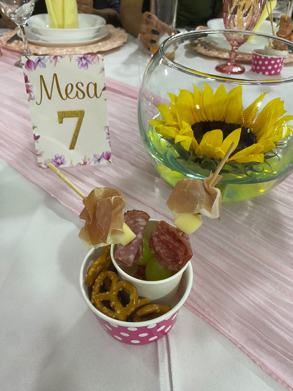 Mesa decorada con porciones individuales en evento