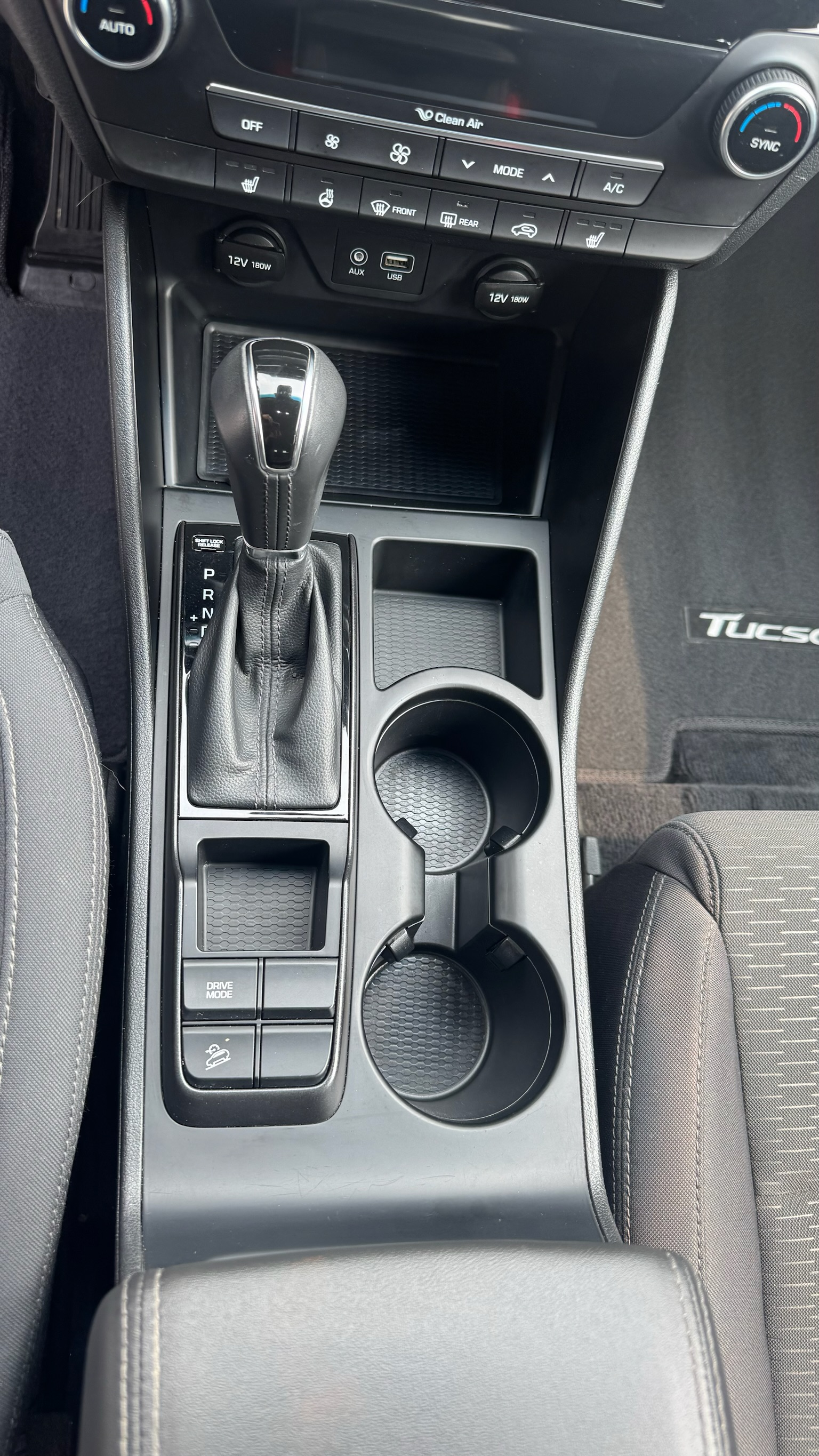Détail — console centrale et porte-gobelets après