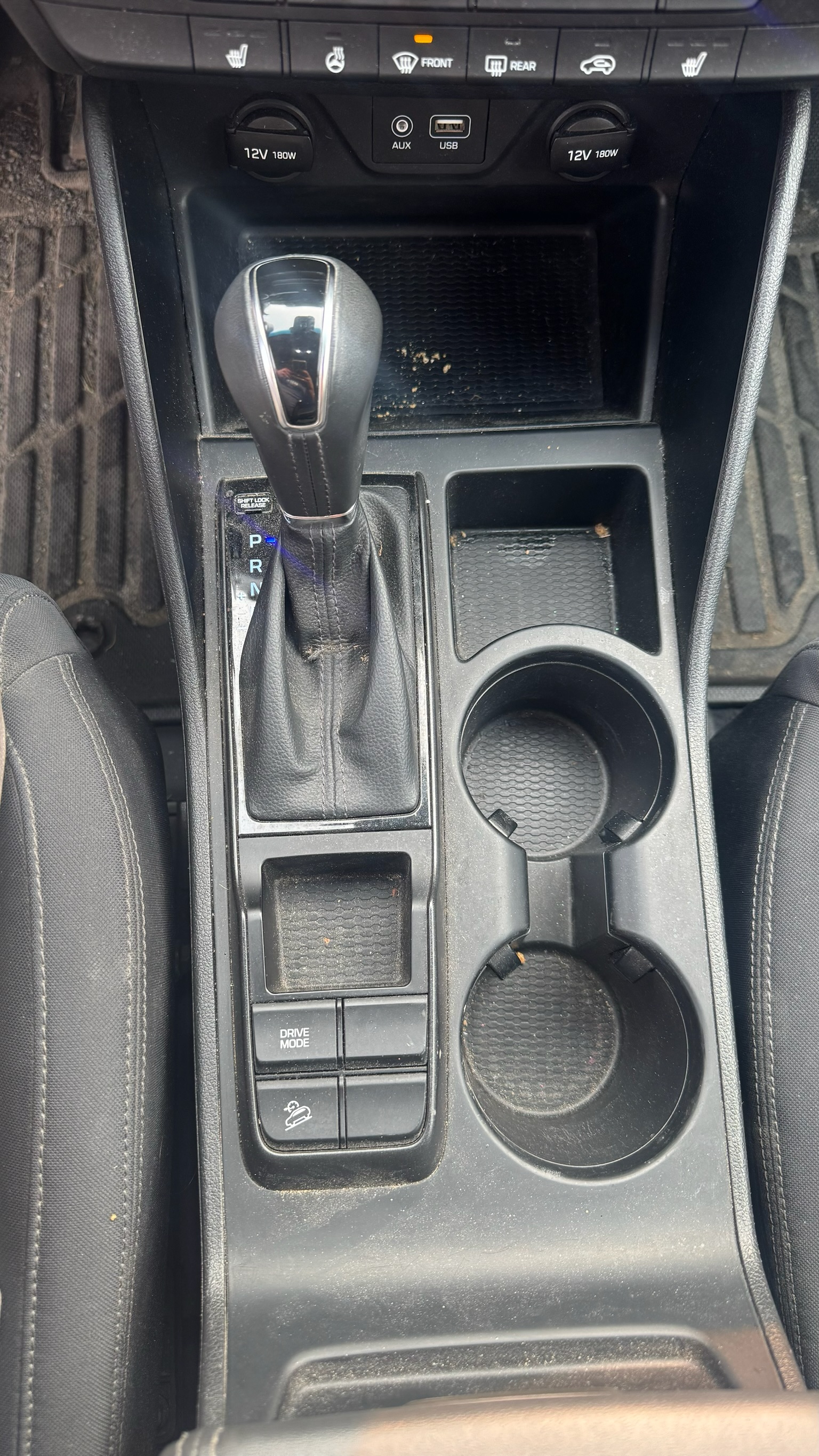 Détail — console centrale et porte-gobelets avant