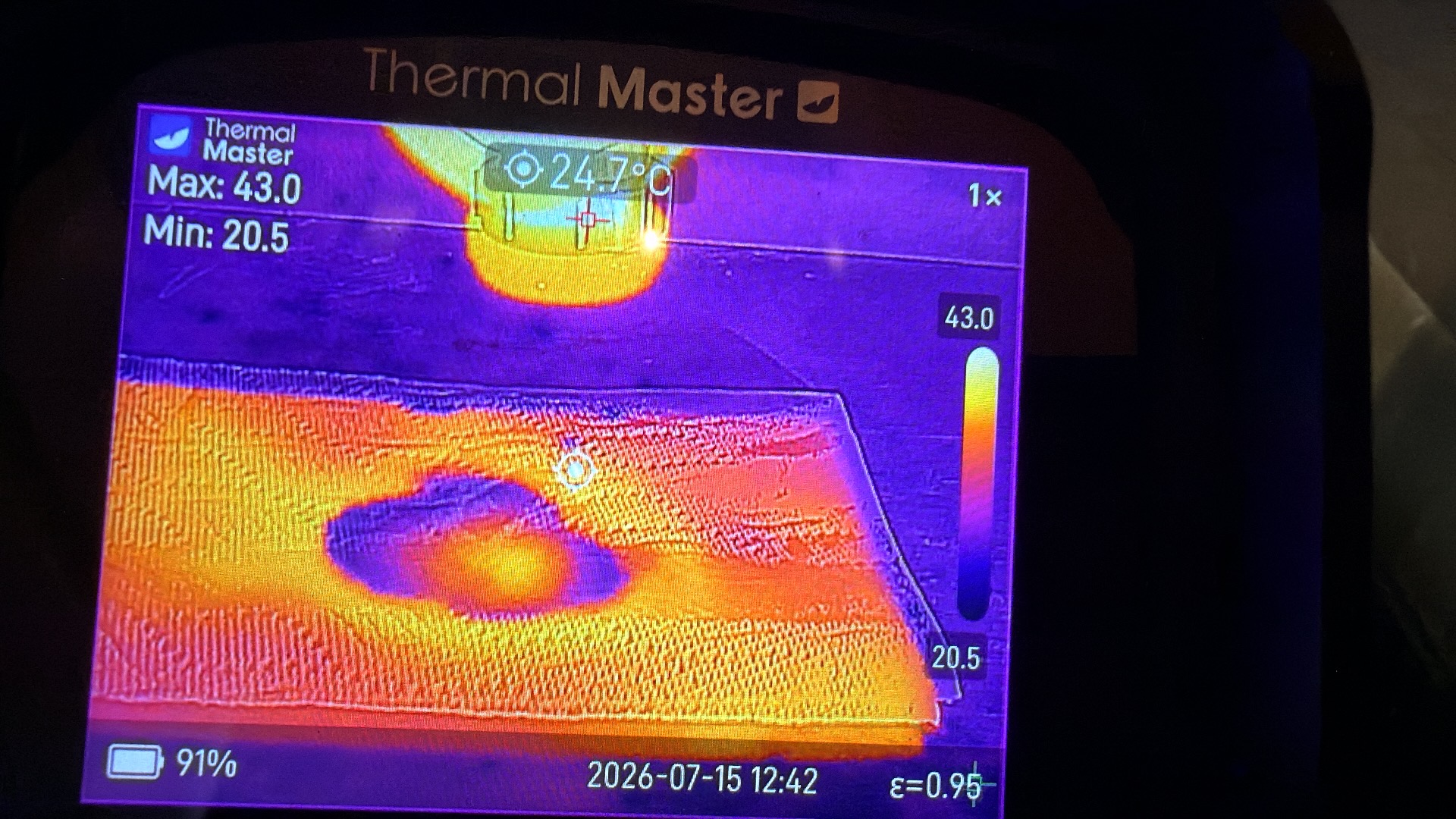 Thermal image showing active water leak behind wall