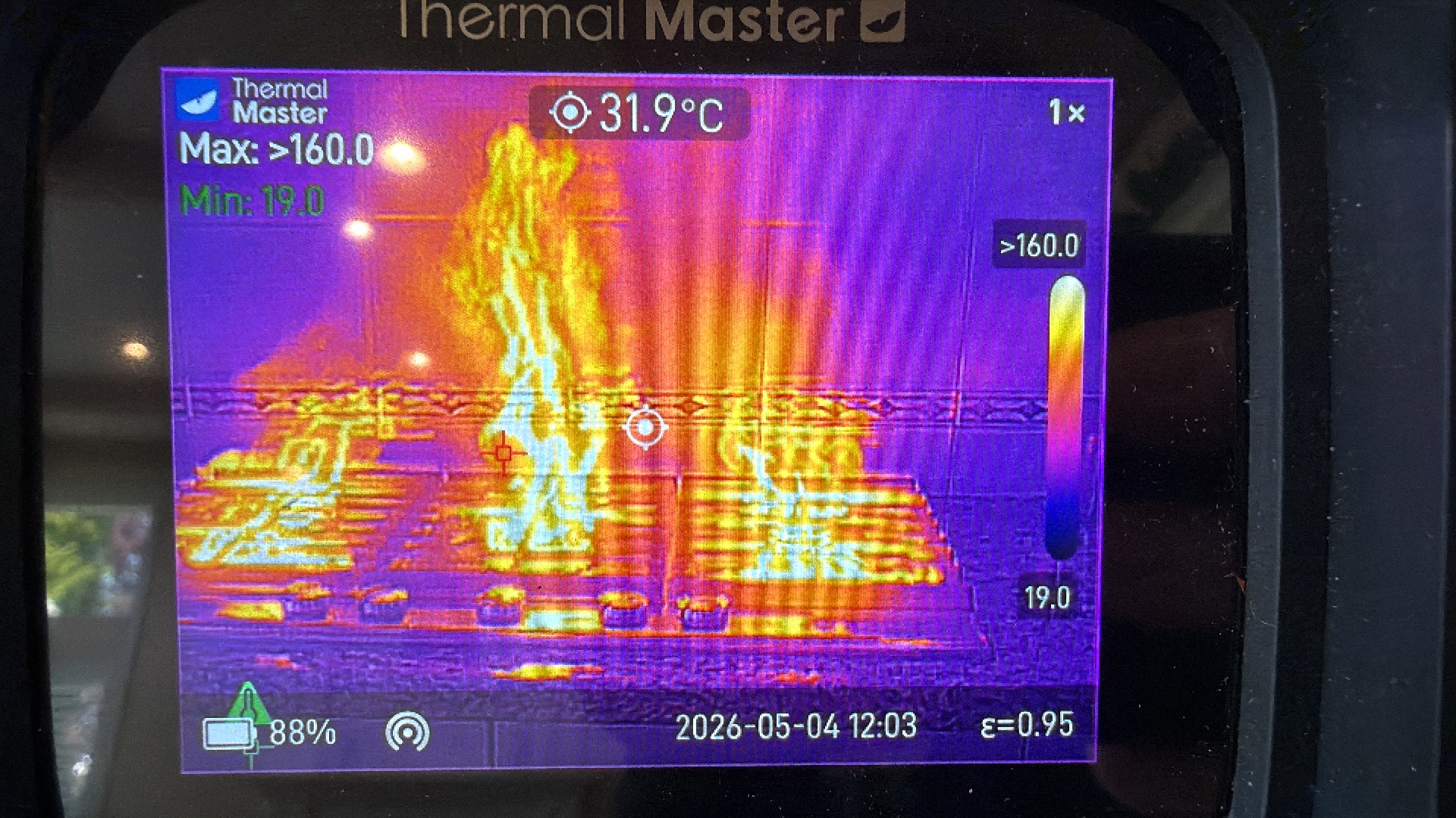 Thermal image of gas cooktop