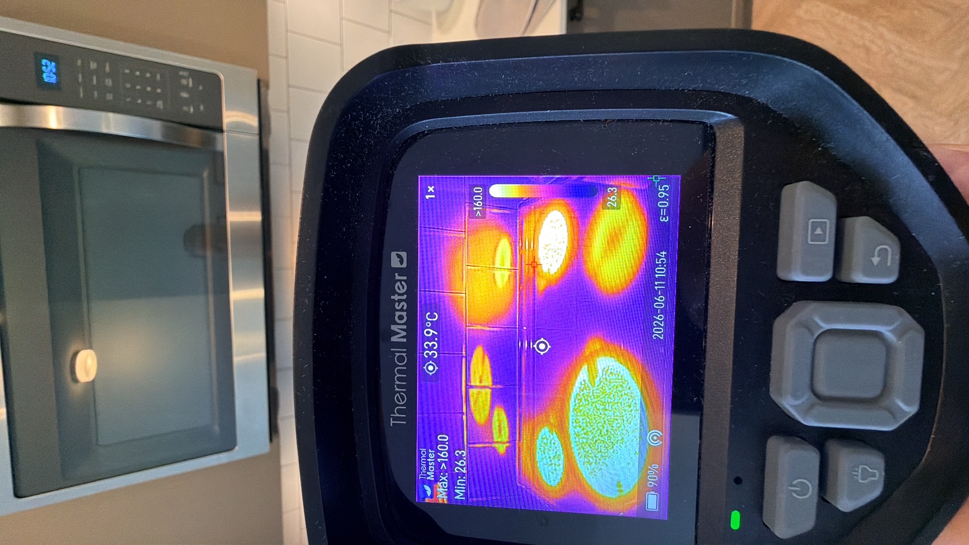 Thermal image of electric cooktop
