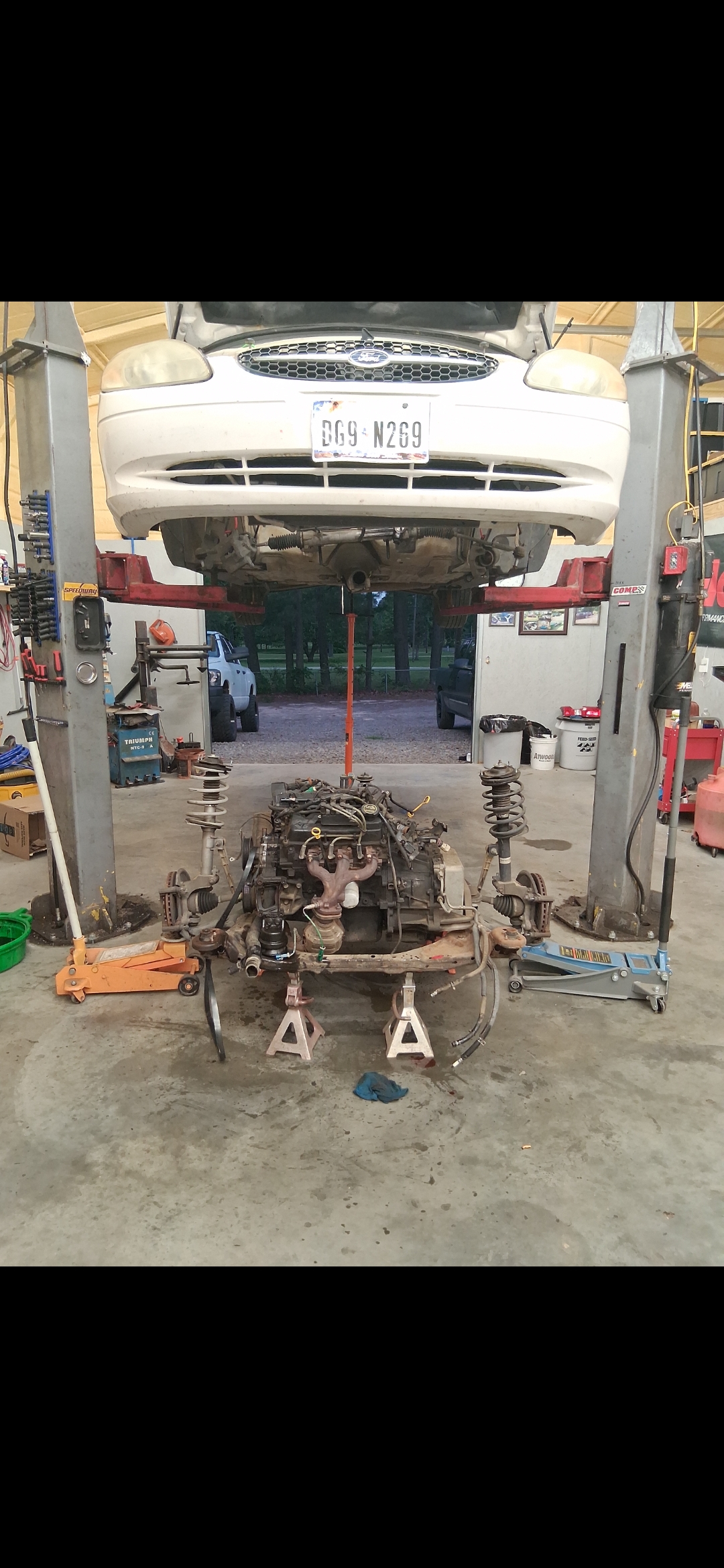 Engine on lift