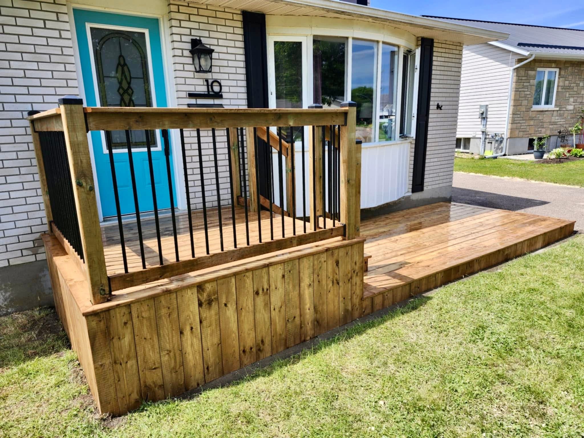 Front entrance deck with steps and railing