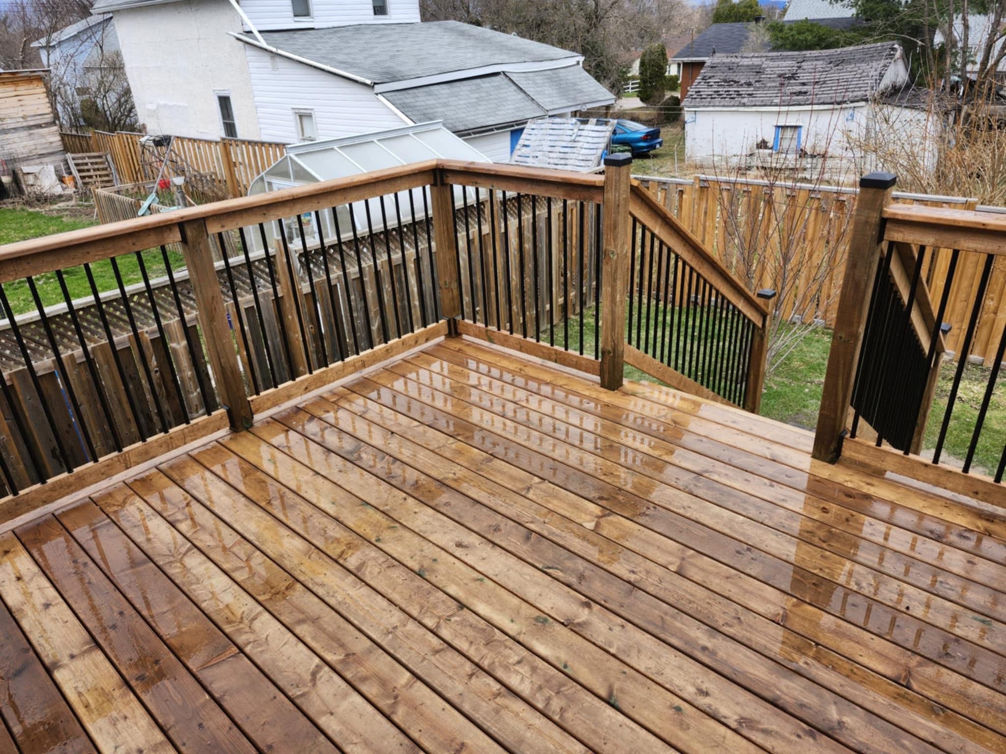 Spacious deck with black aluminum balusters