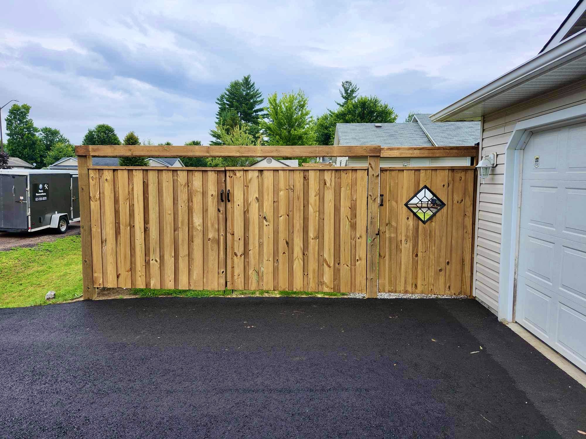 Fence with gate and decorative insert