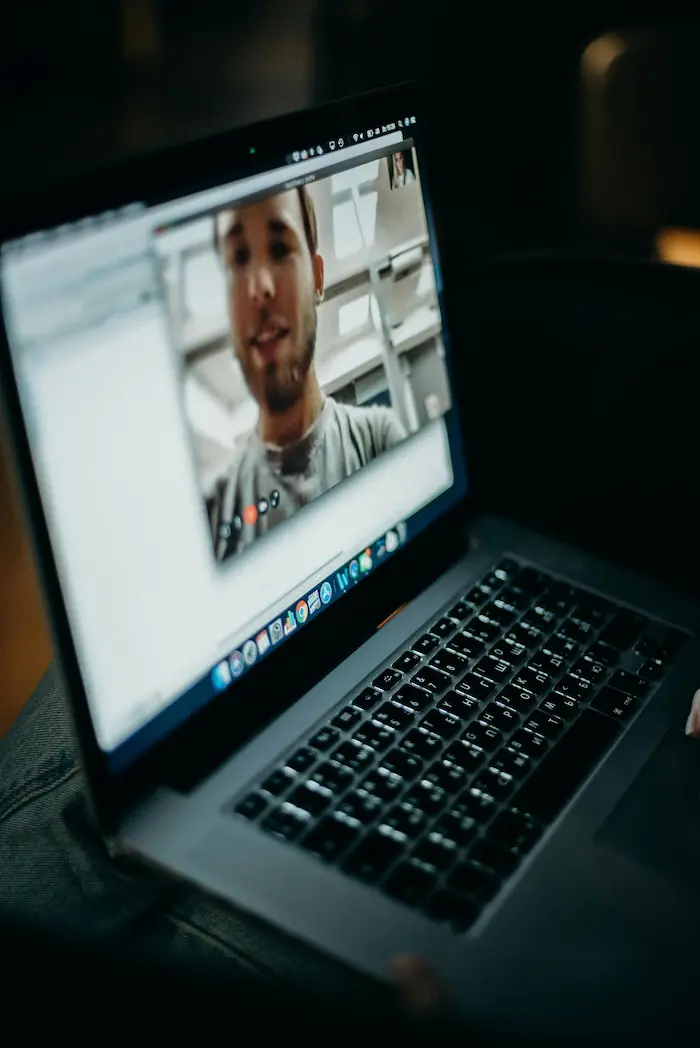 Laptop med strategisk planering på skärmen