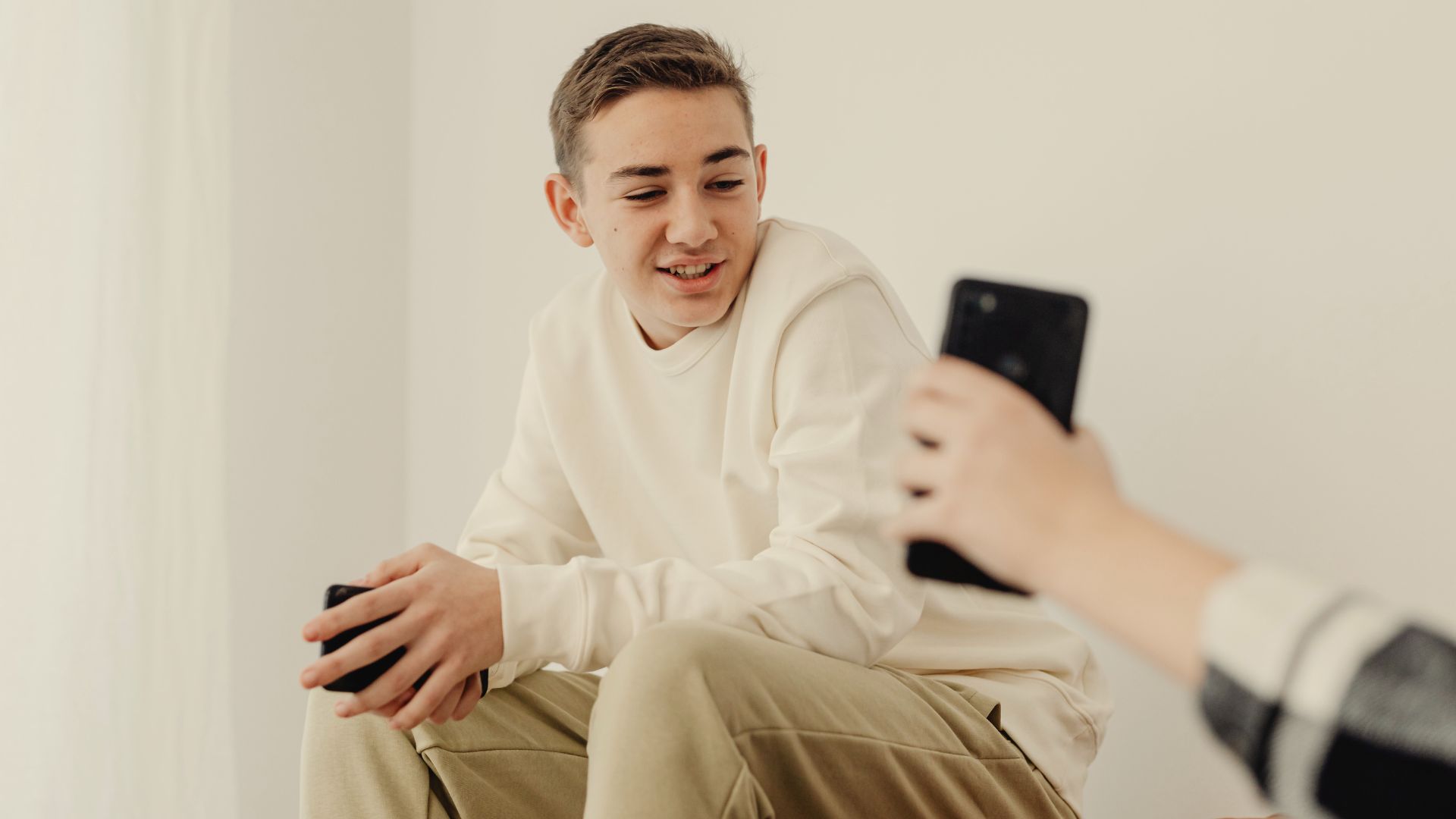 Person med mobil i strategiskt samtal om digital ledarskapsutveckling