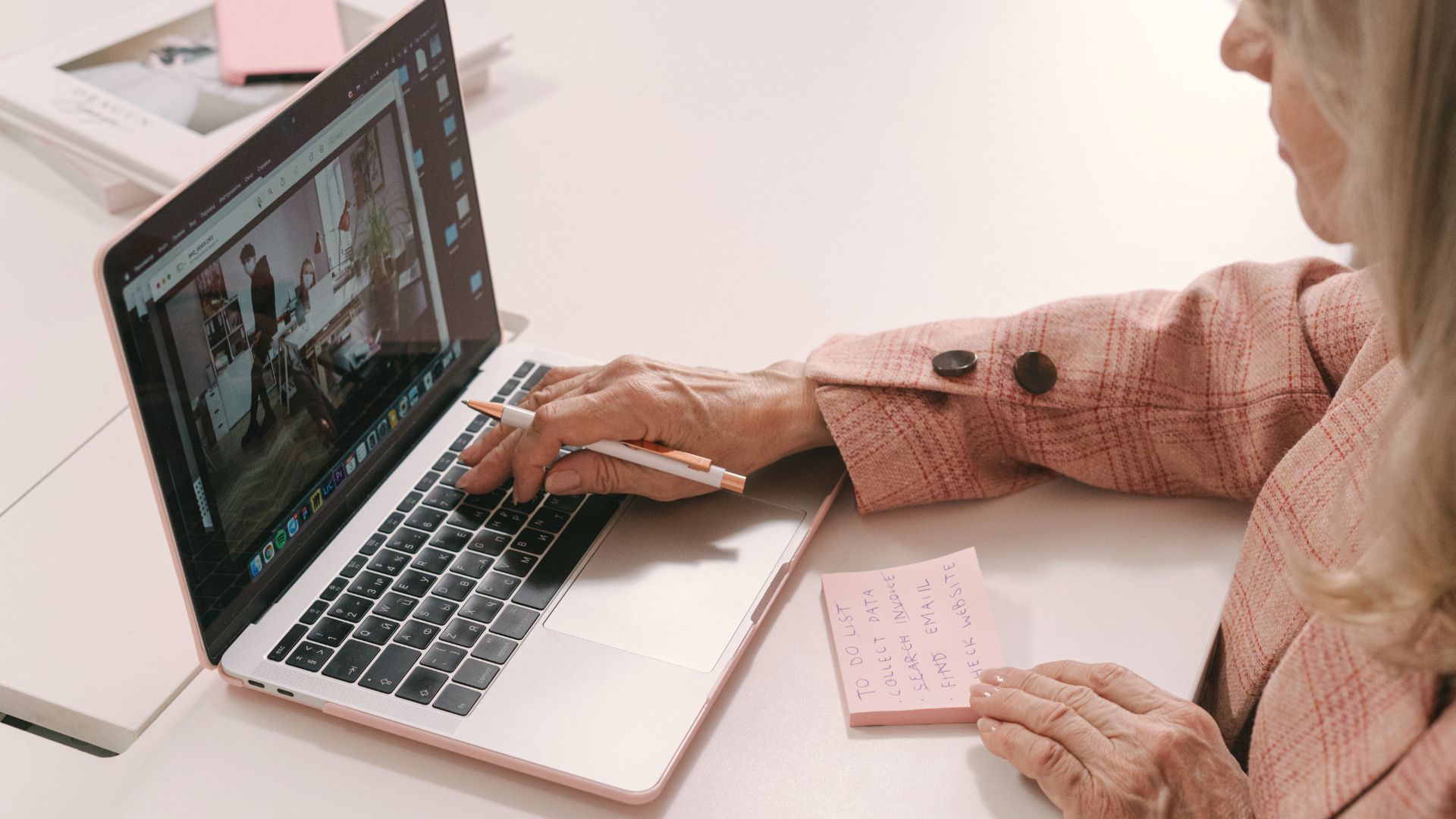 Skrivbord med laptop och strategi-anteckningar – fem tecken på behov av digitaliseringsstrategi