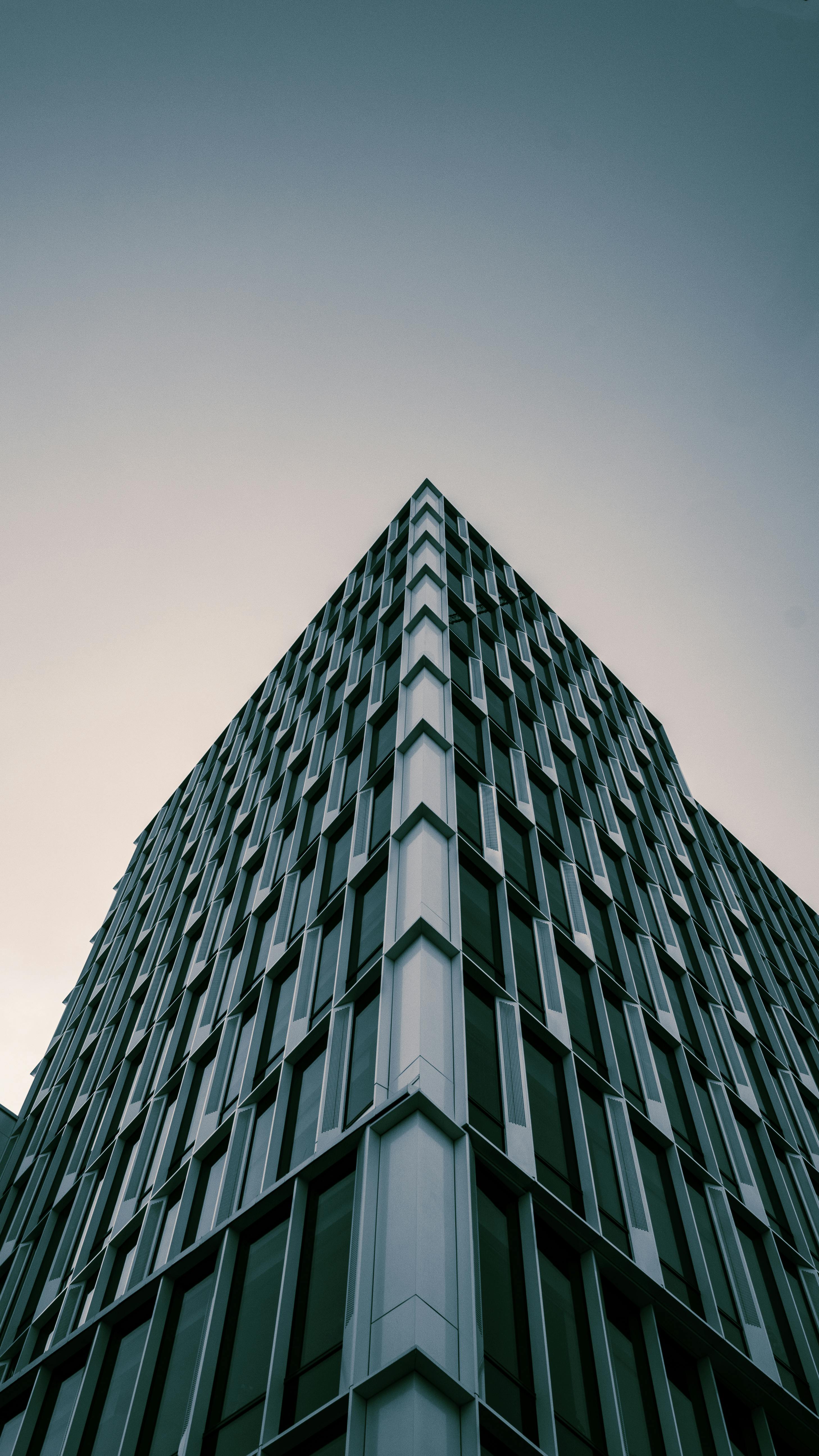 Modern byggnad sedd underifrån