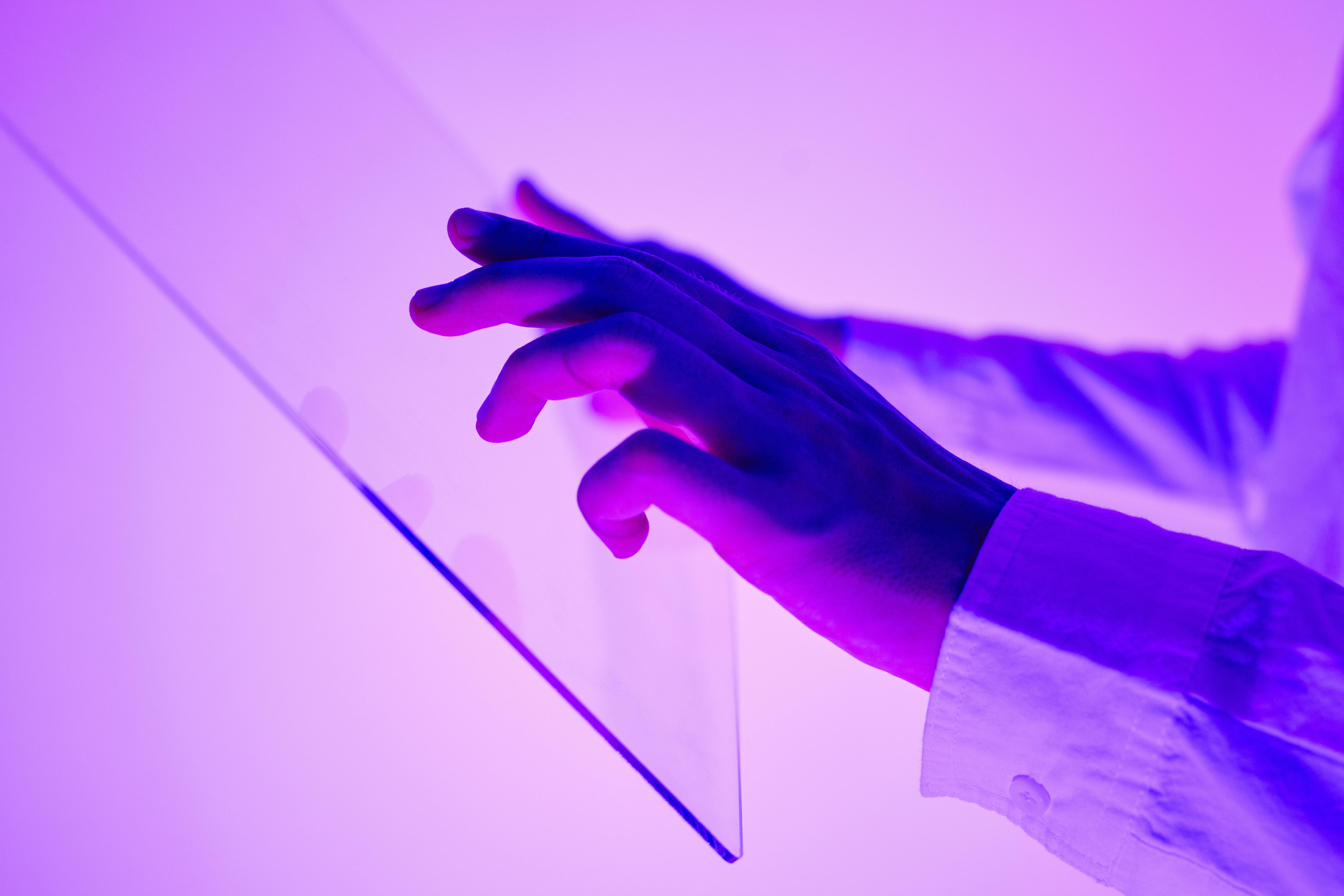 Hand som interagerar med digital skärm