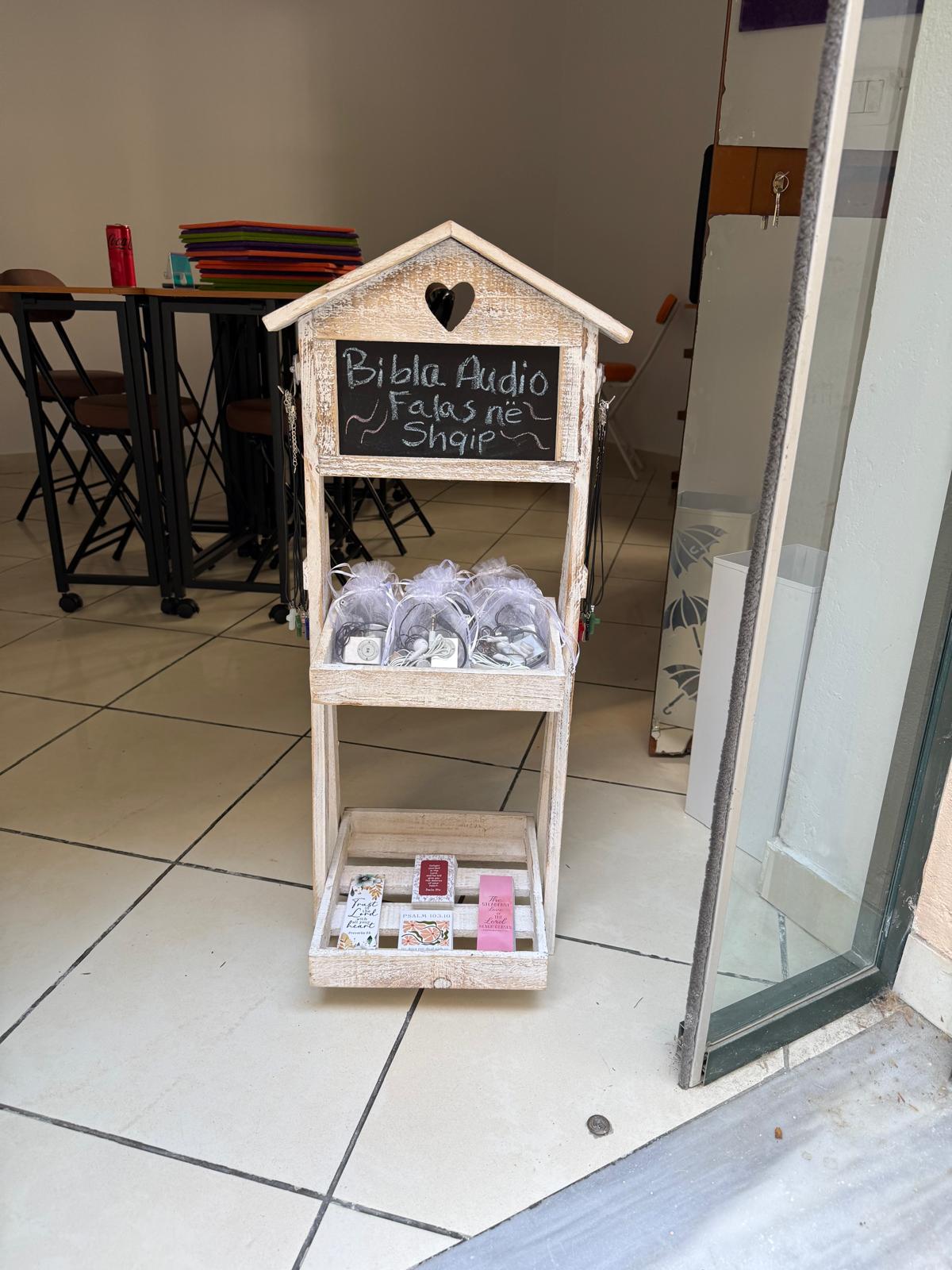 Audio Bible display stand reading 'Bibla Audio Falas në Shqip' — free audio Bibles in Albanian