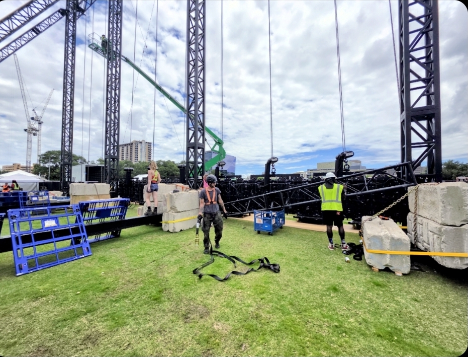 Austin — crew rigging truss
