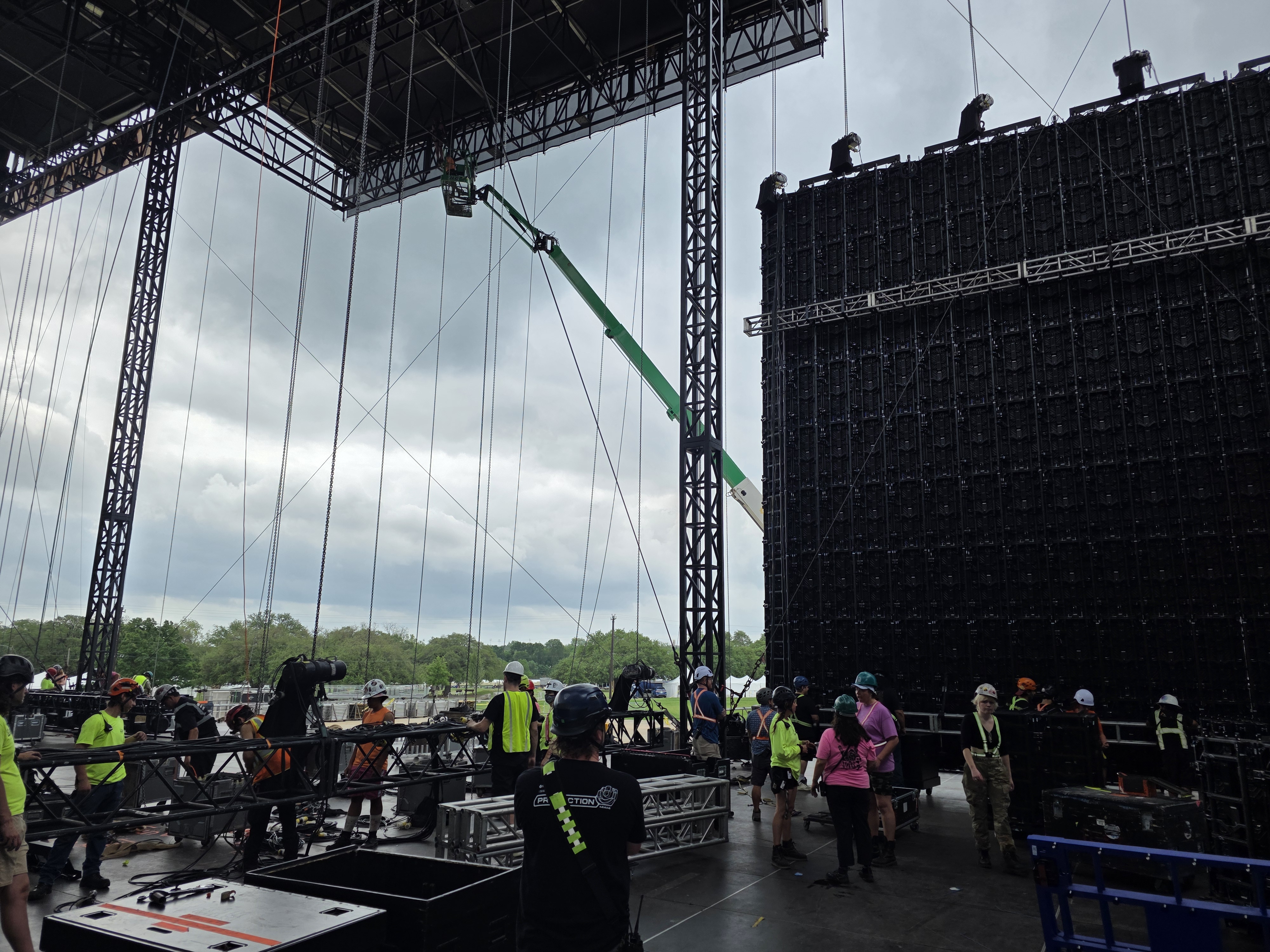 LED wall crane lift