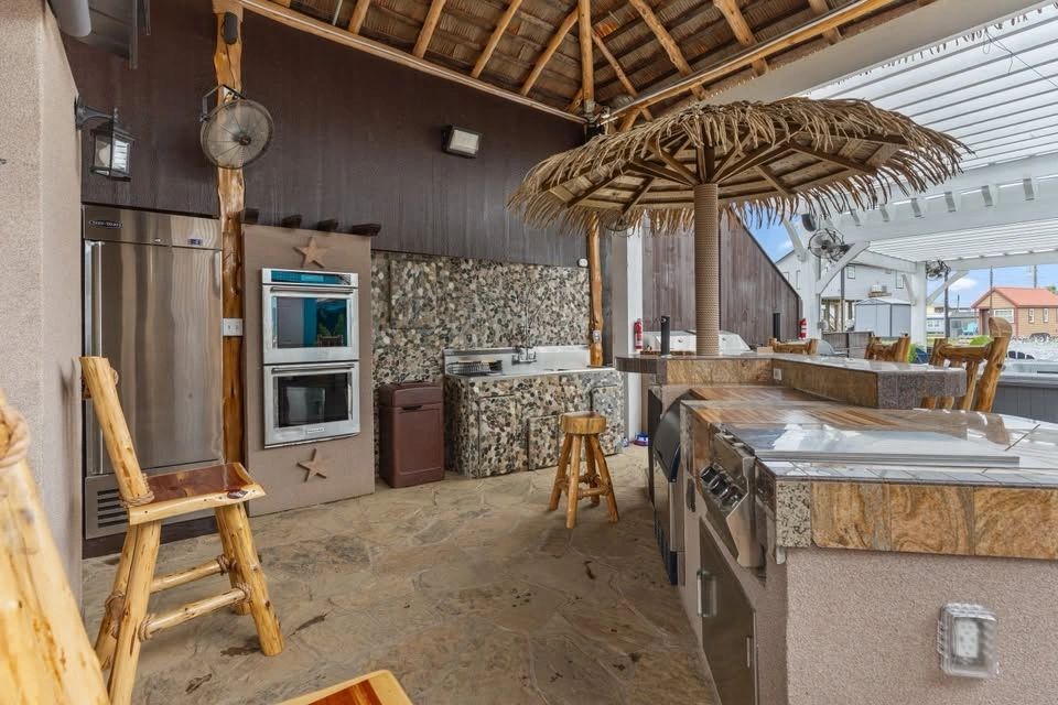 Outdoor Kitchen & Grill