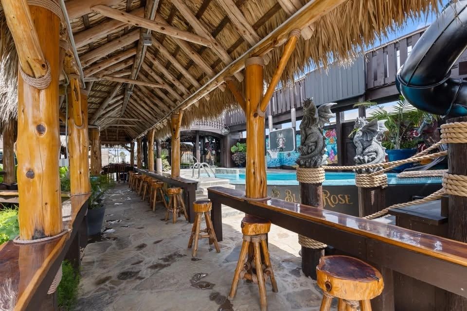 Tiki Bar & Lounge