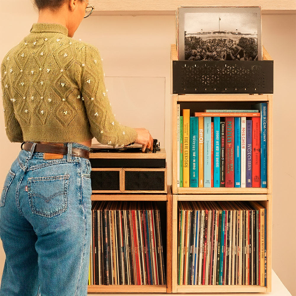 Vinyl-Enthusiast mit Turntable und Keep Them Spinning Storage